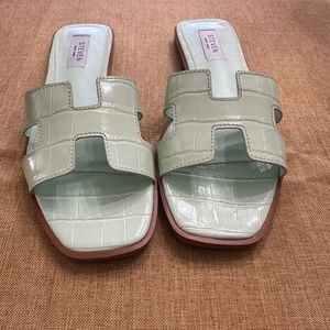 NWOT Eadie Slide Sandal